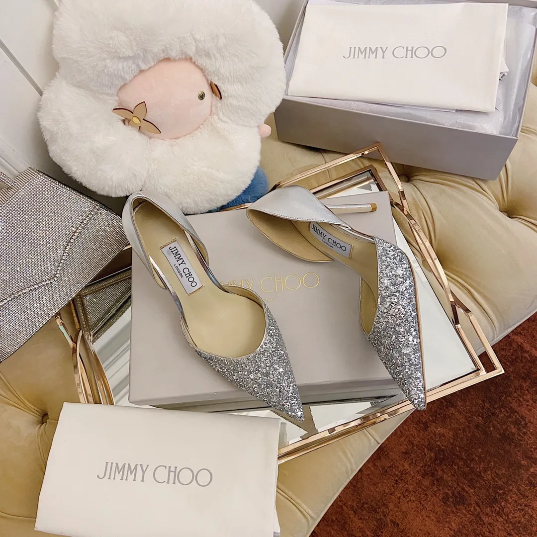 👟👟Ex-factory price 520👟👟 JIMMY CHOO A pair of high heels that can conquer all men👠Easy to wear and versatile, a must-have item for the annual meeting🥂Bilng Bilng is so beautiful that no one can take your breath away Material: Special Crete spliced cow patent leather ➰🍸Sheepskin lining Italian leather outsole Available in three colors: black, nude, silver Size: 34-42 With a height of 8cm, it is packaged simultaneously at the counter!